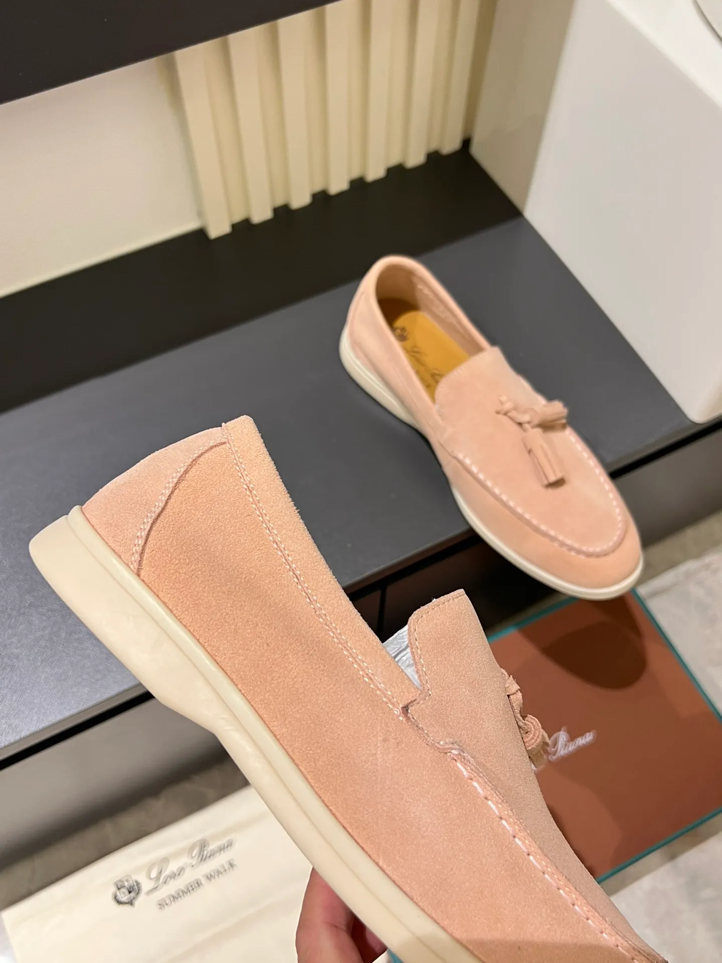 Men's shoes 💰p360 "Loro men's shoes 💰pian'*" Classic L men's shoes for couples 💰p Top version British flat loafers, a must-have item in old money style, the minimalist design is eye-catching and durable, a plus point for dressing The soft foot feel and texture are outstanding. They don’t scratch your feet and are very nice. They are matched with soft and waxy soles. They can be worn daily for a long time without getting tired. They are easy to wear, versatile and classic items, with perfect foot feel and texture! Imported cashmere fabric, the lining is made of imported A-grade water-dyed cow lining, the top version of the genuine leather midsole is sewn with pure handmade mark thread! Size: Female 35-40 (34. Customized) Male 38-44 (45.46. Customized)